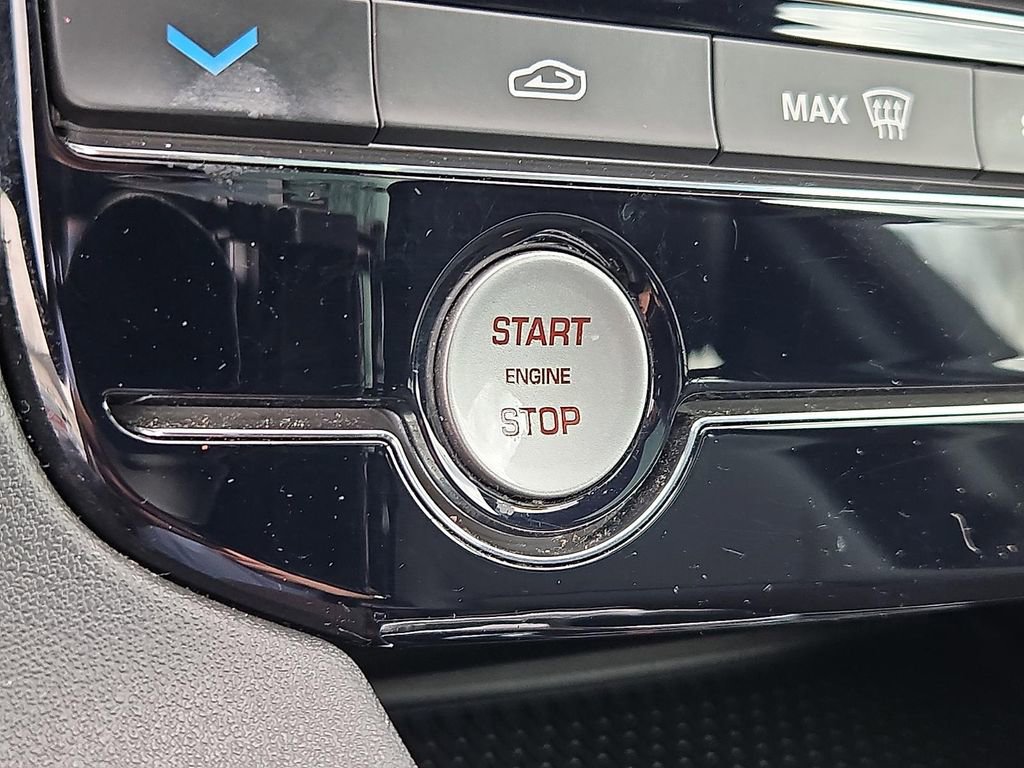 Used 2017 Jaguar F-PACE Premium image 24