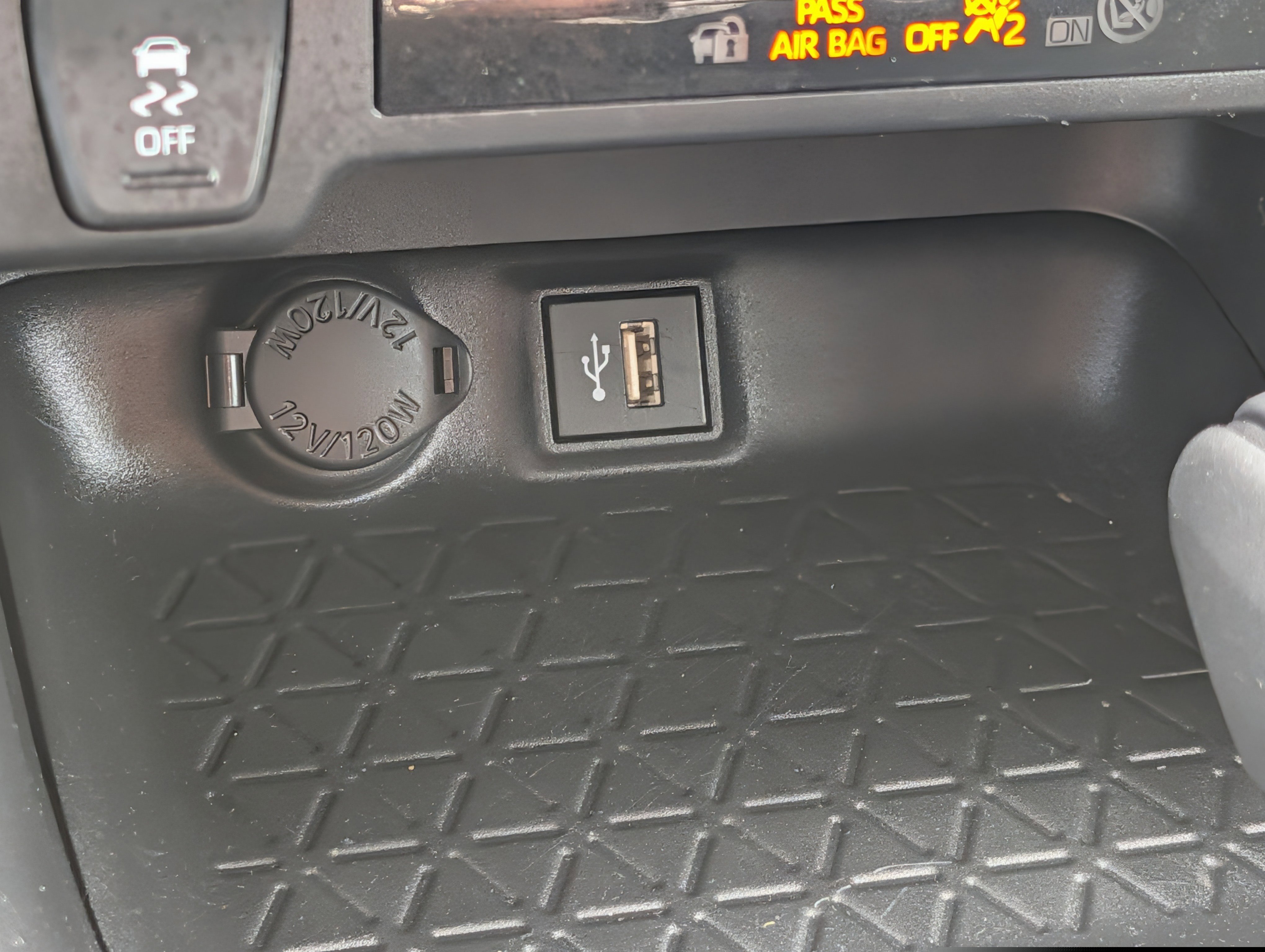 Used 2025 Toyota RAV4 XLE AWD/4WD image 29