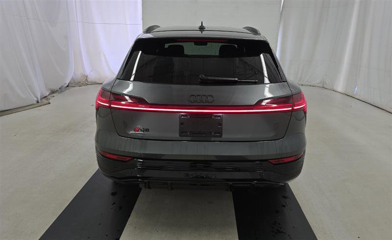 Used 2024 Audi Q8 e-tron Prestige image 14