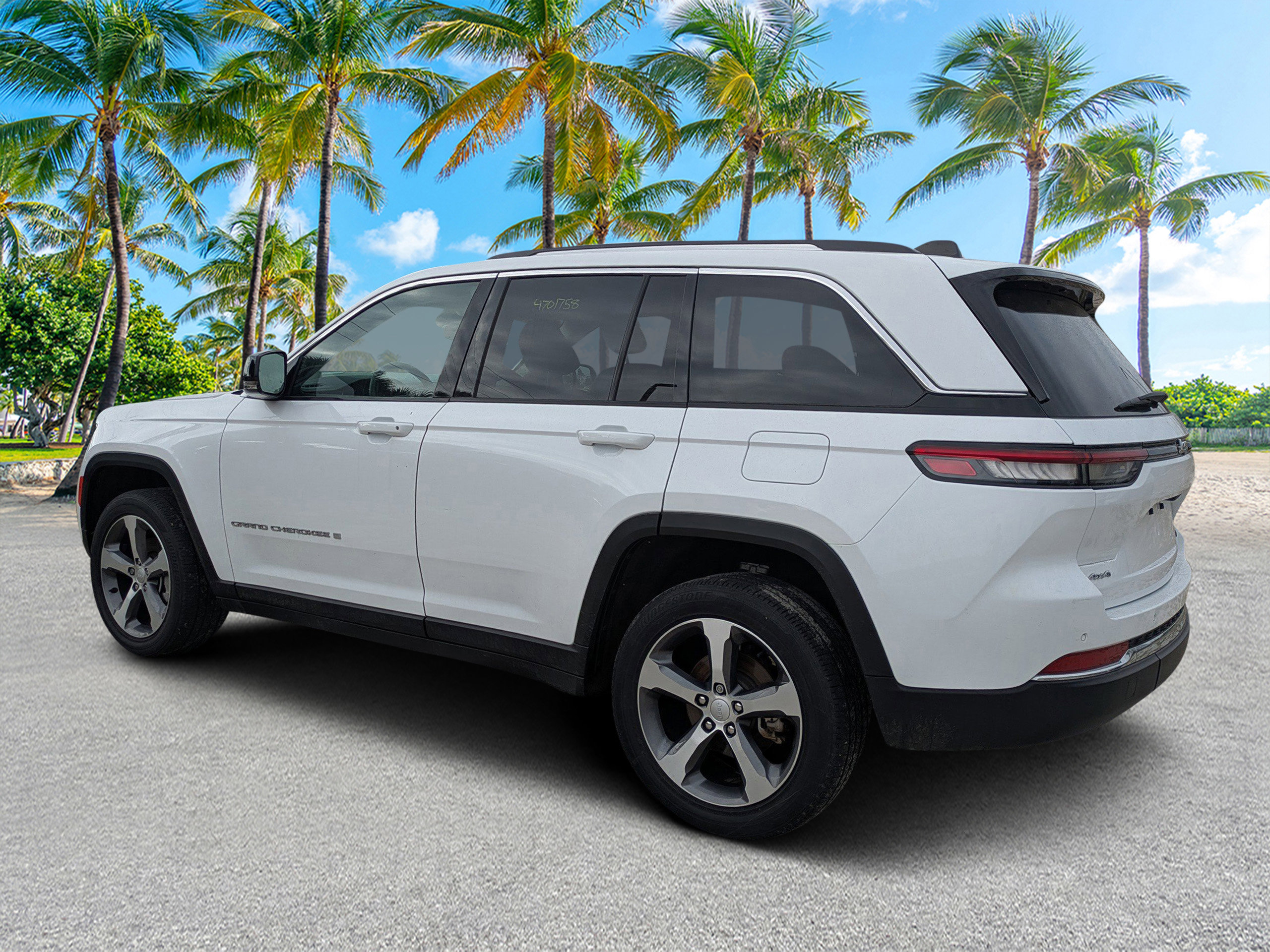 Used 2023 Jeep Grand Cherokee Limited AWD/4WD image 5