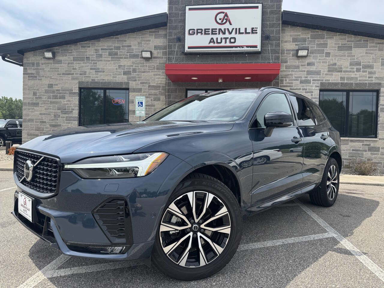 Used 2024 Volvo XC60 B5 Plus image 1