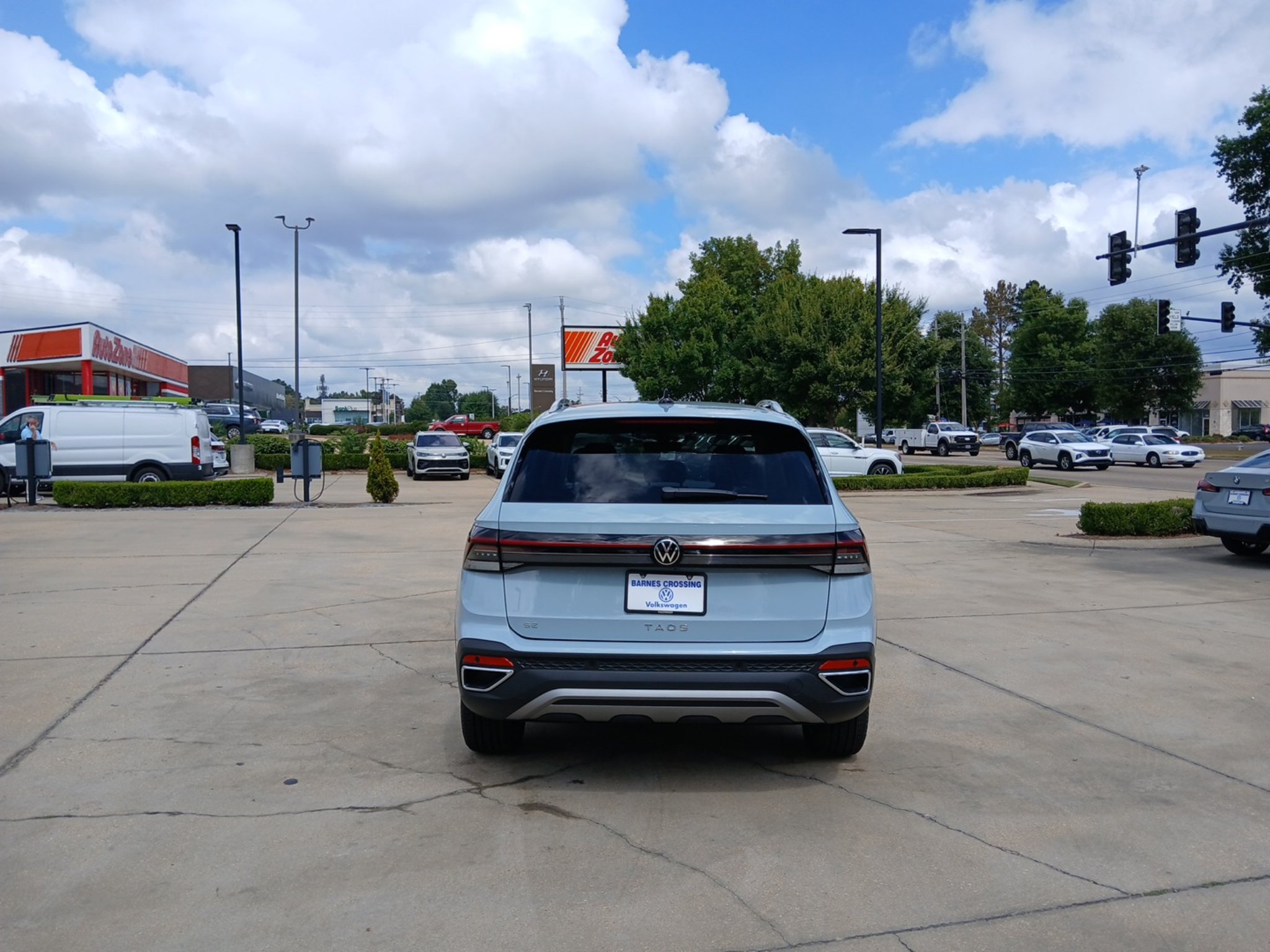 New 2027 Volkswagen Taos SE FWD image 6