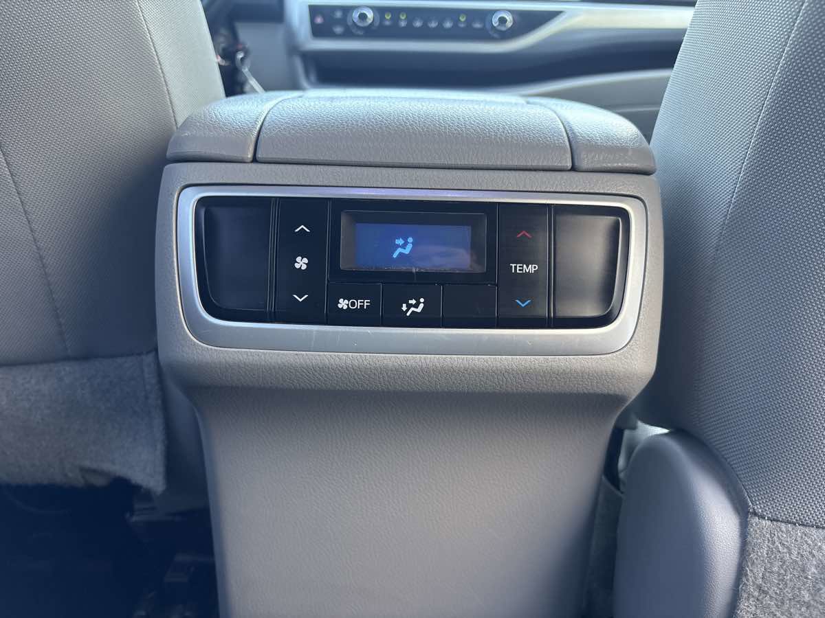 Used 2018 Toyota Highlander LE image 16