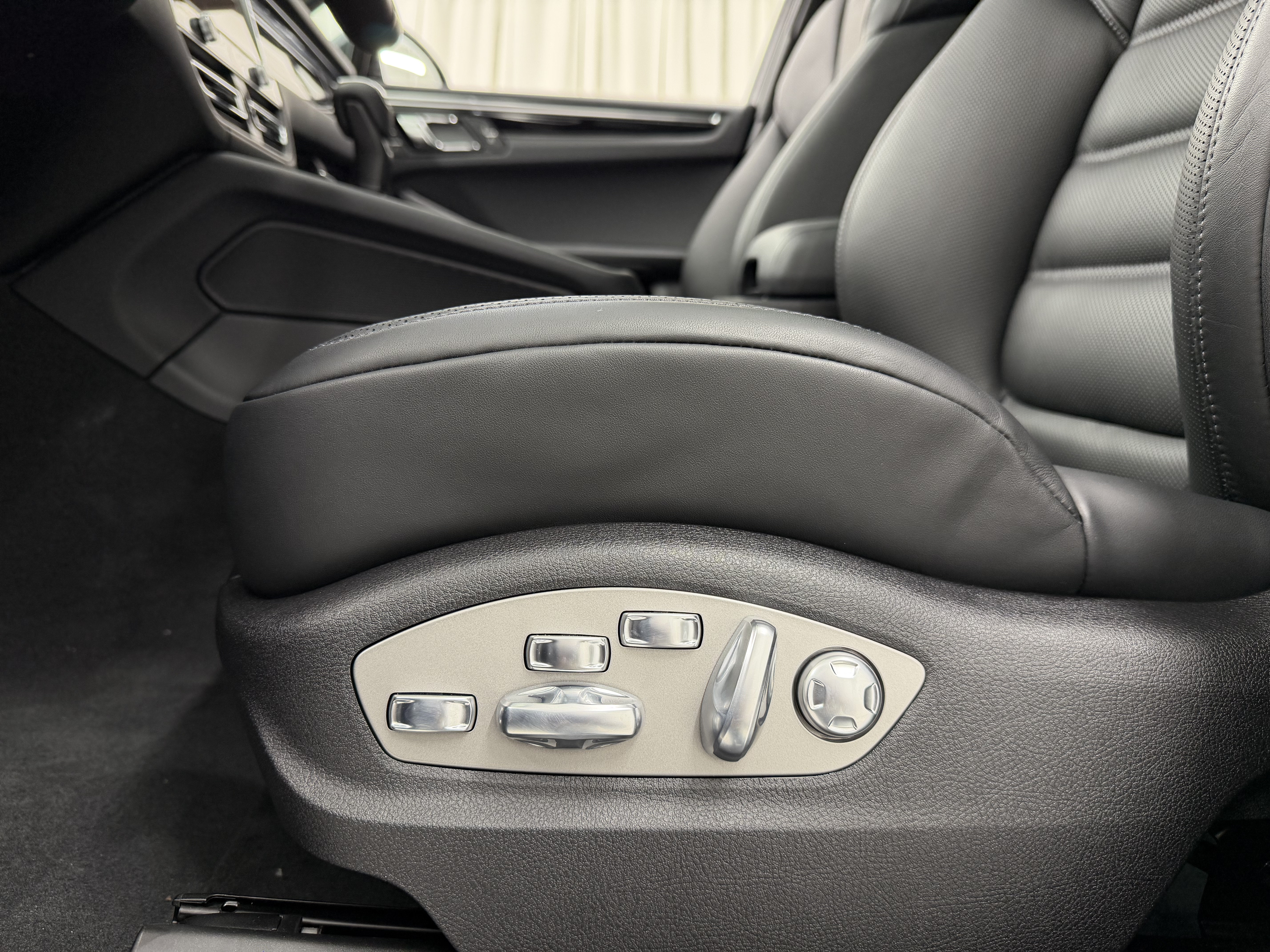 Certified 2026 Porsche Macan AWD/4WD image 32