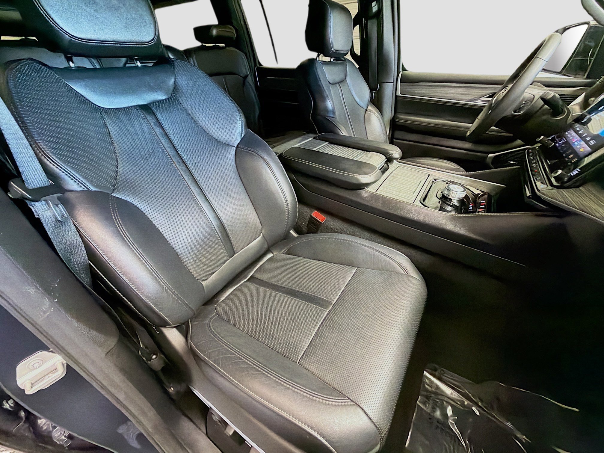 Used 2024 Jeep Wagoneer L Series II RWD image 13