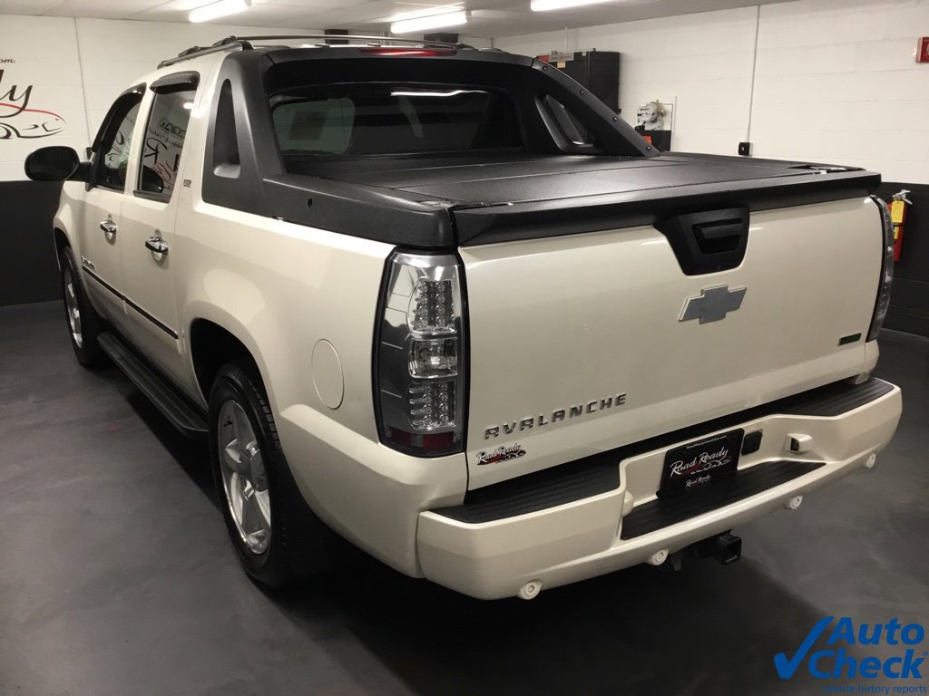 Used 2011 Chevrolet Avalanche LTZ AWD/4WD image 7