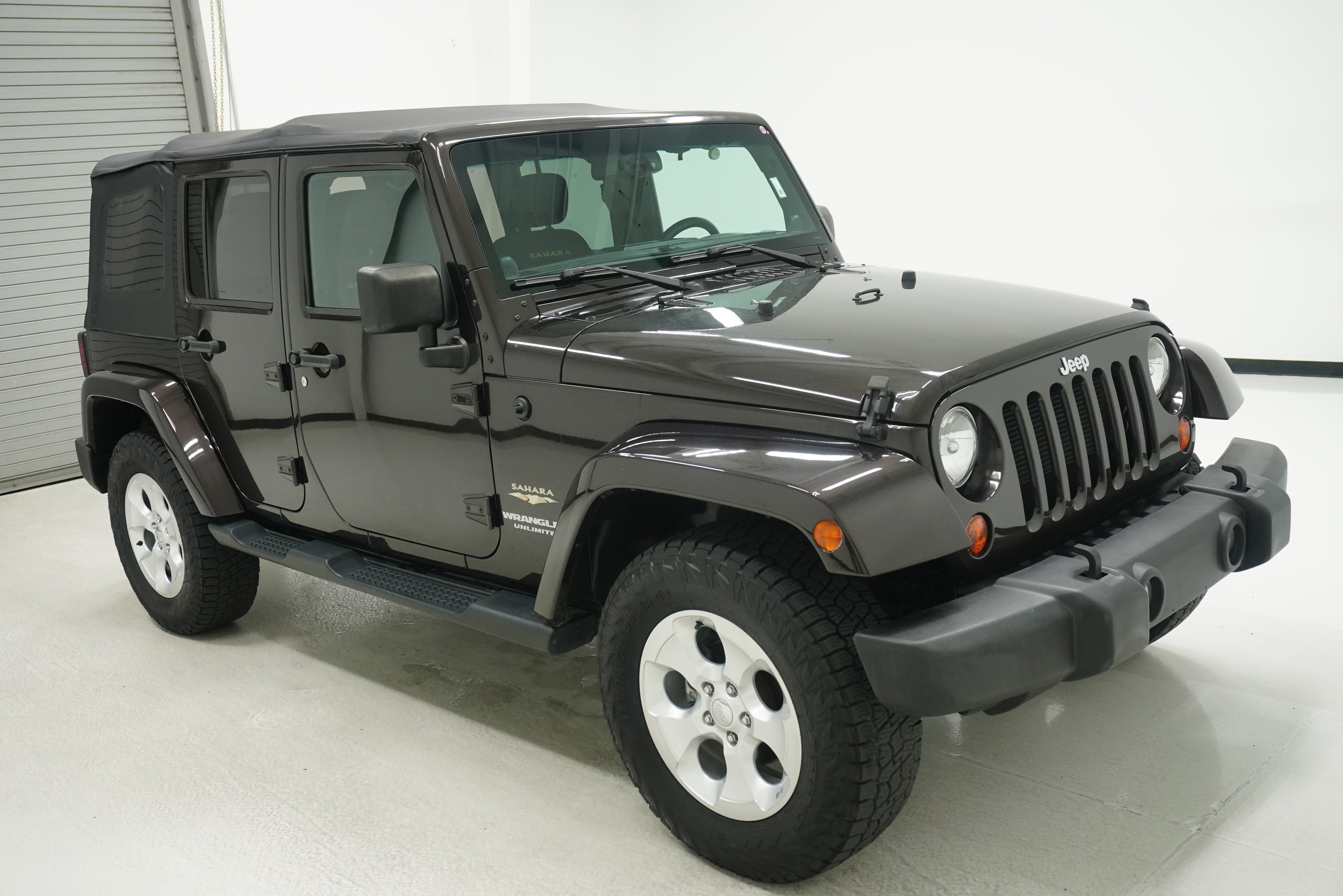Used 2013 Jeep Wrangler Unlimited Sahara AWD/4WD image 3