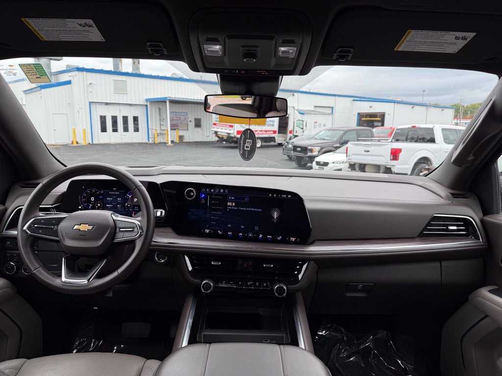 Used 2025 Chevrolet Suburban LT AWD/4WD image 10