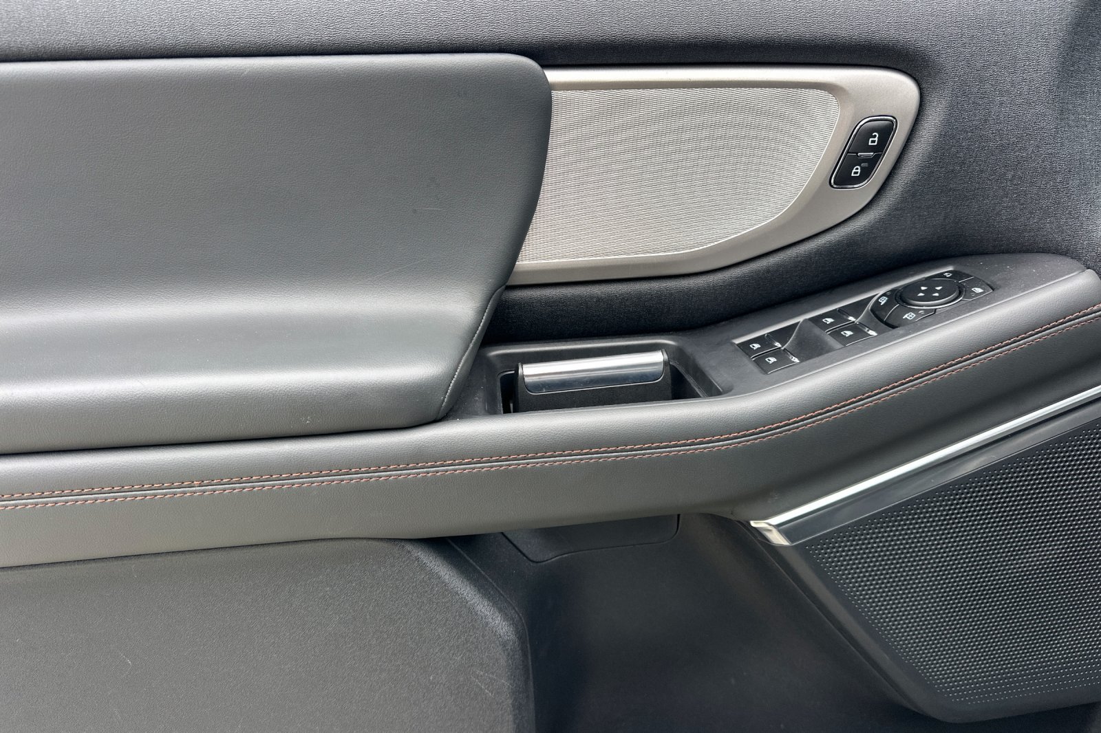 Used 2025 Ford Expedition Active AWD/4WD image 10