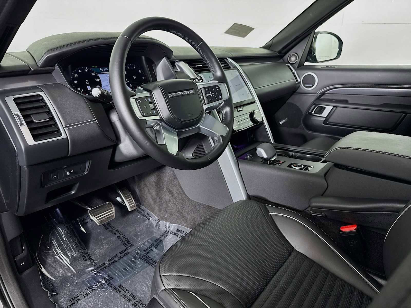 Used 2024 Land Rover Discovery Metropolitan Edition image 9