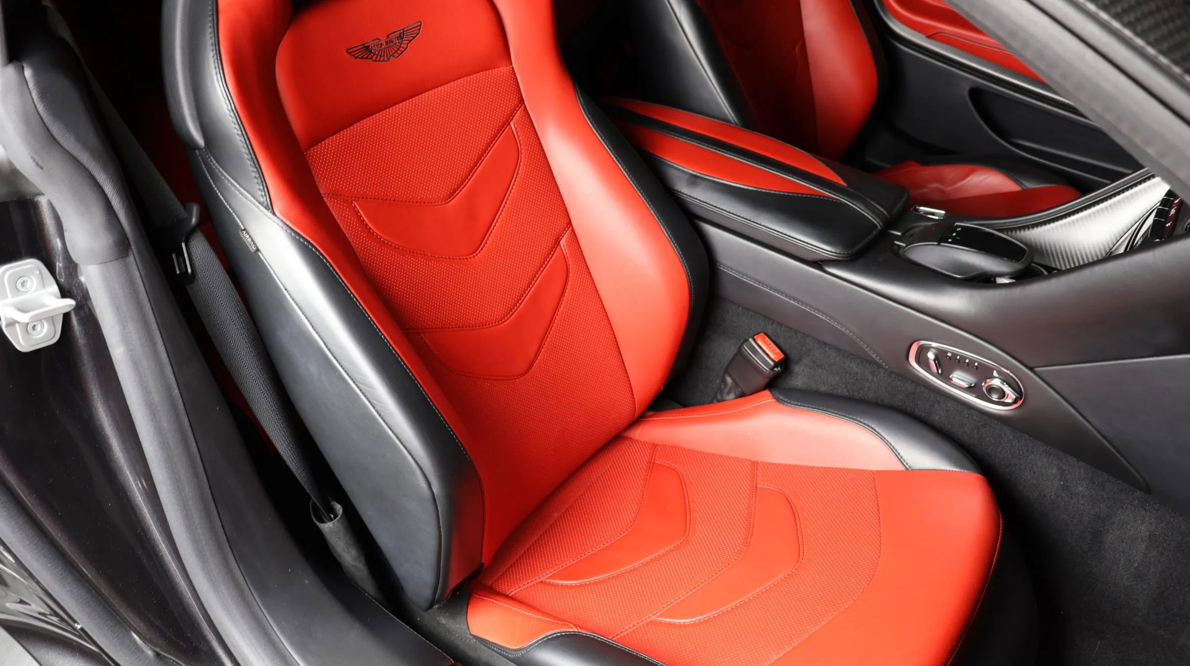 Used 2019 Aston Martin DBS Superleggera RWD image 17