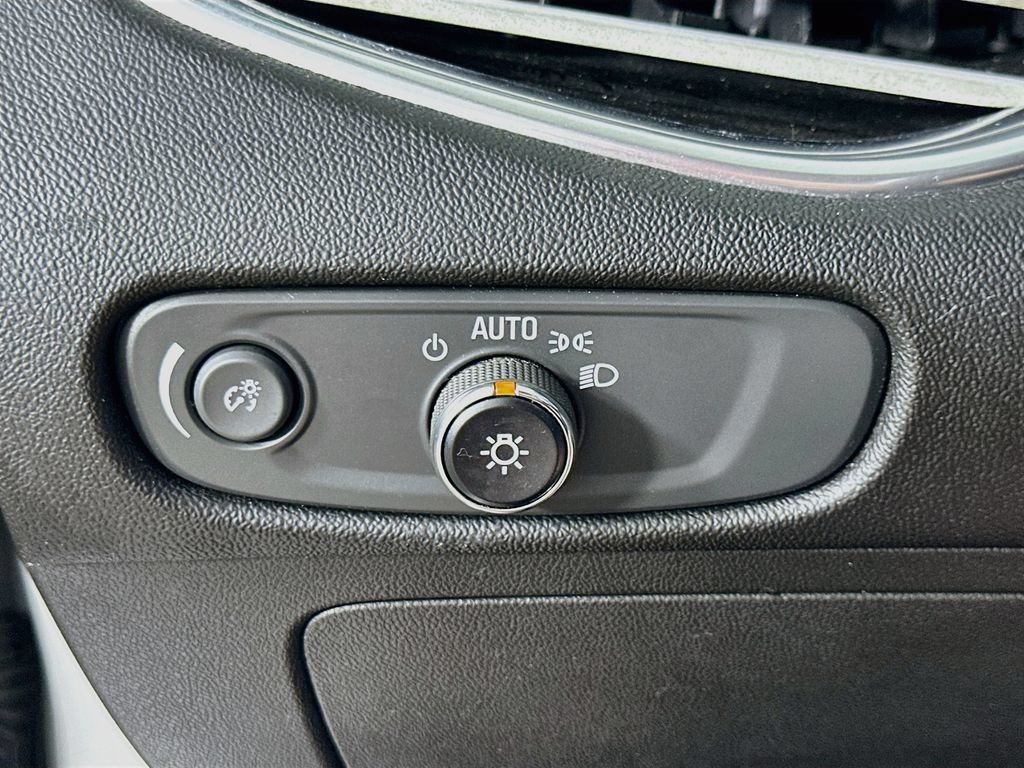 Used 2017 Chevrolet Malibu LT FWD image 21