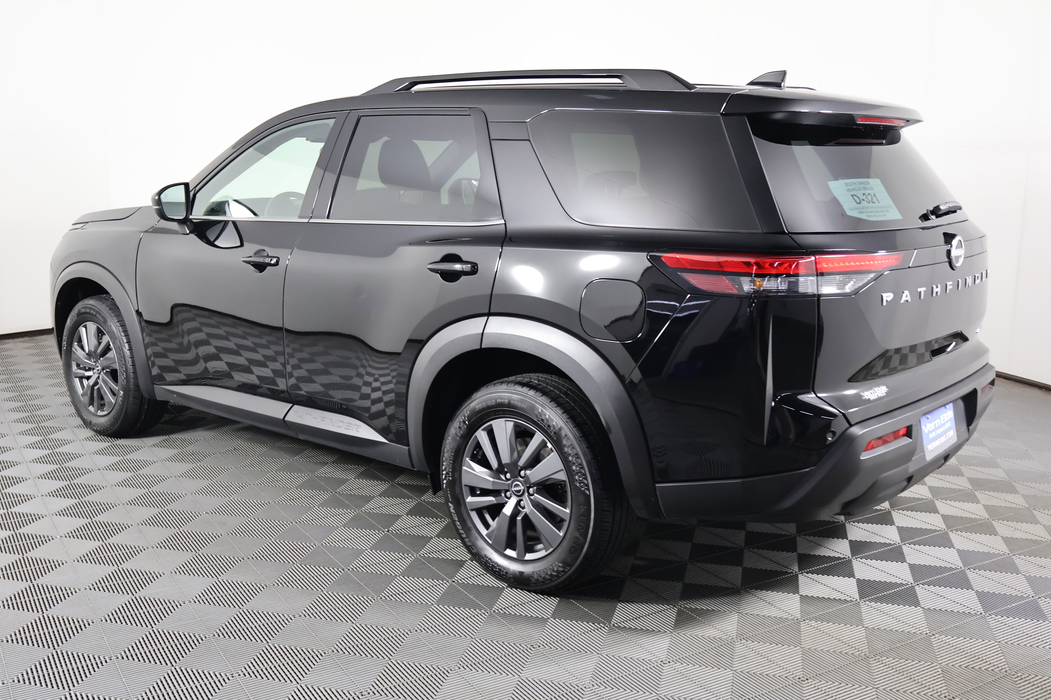 Used 2025 Nissan Pathfinder SV image 8