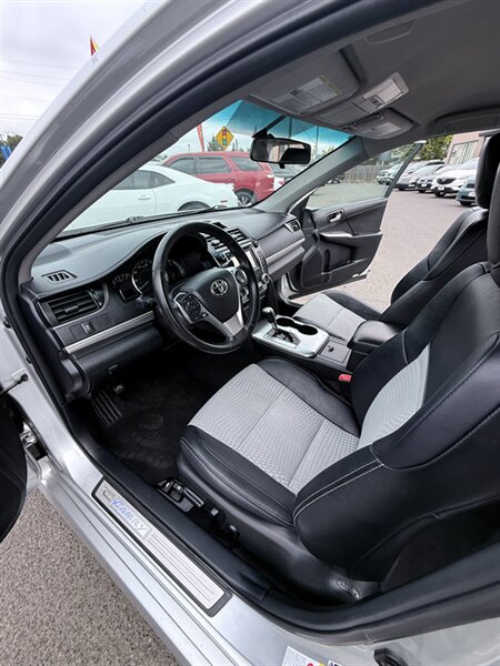 Used 2014 Toyota Camry SE FWD image 25