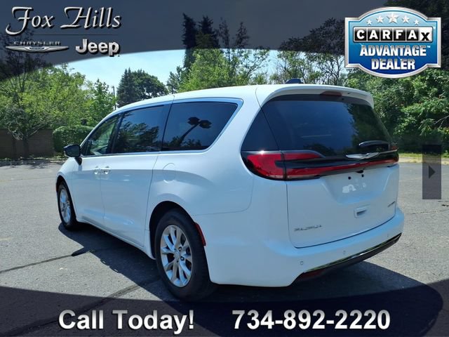 Used 2026 Chrysler Pacifica Limited FWD image 6