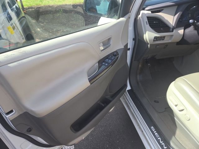 Used 2015 Toyota Sienna XLE w/ XLE Navigation Package AWD/4WD image 13