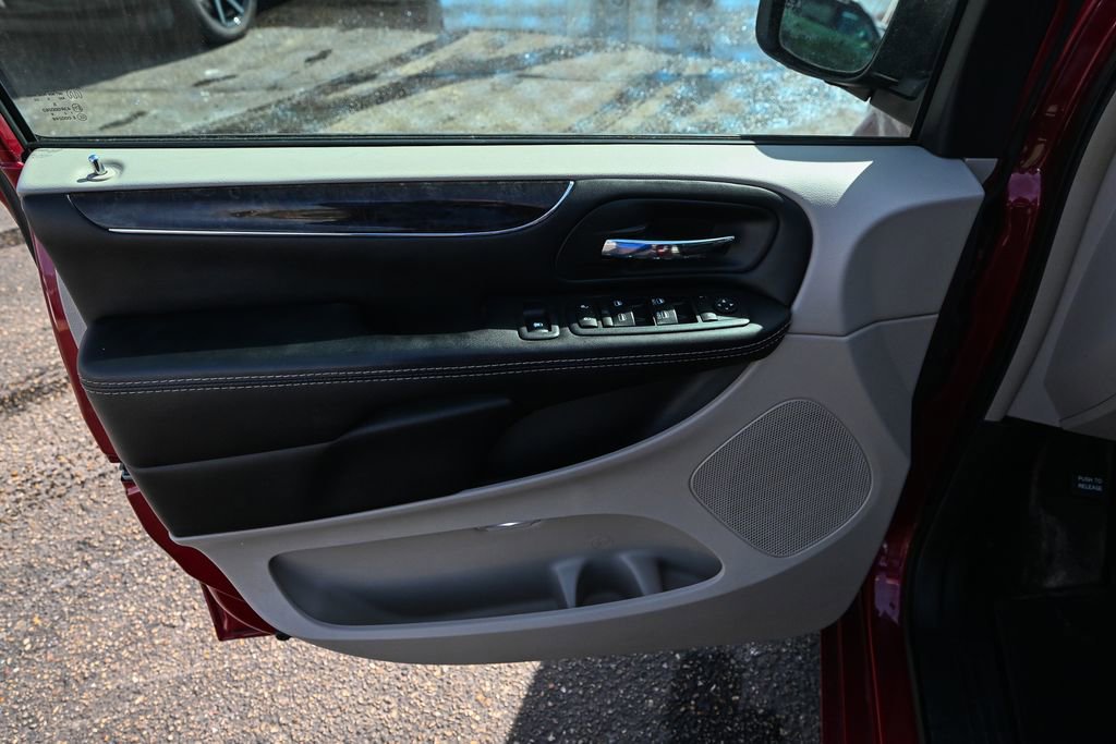 Used 2016 Chrysler Town & Country Touring w/ Driver Convenience Group image 20