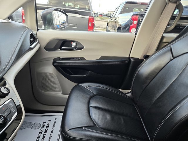 Used 2022 Chrysler Pacifica Touring-L image 15