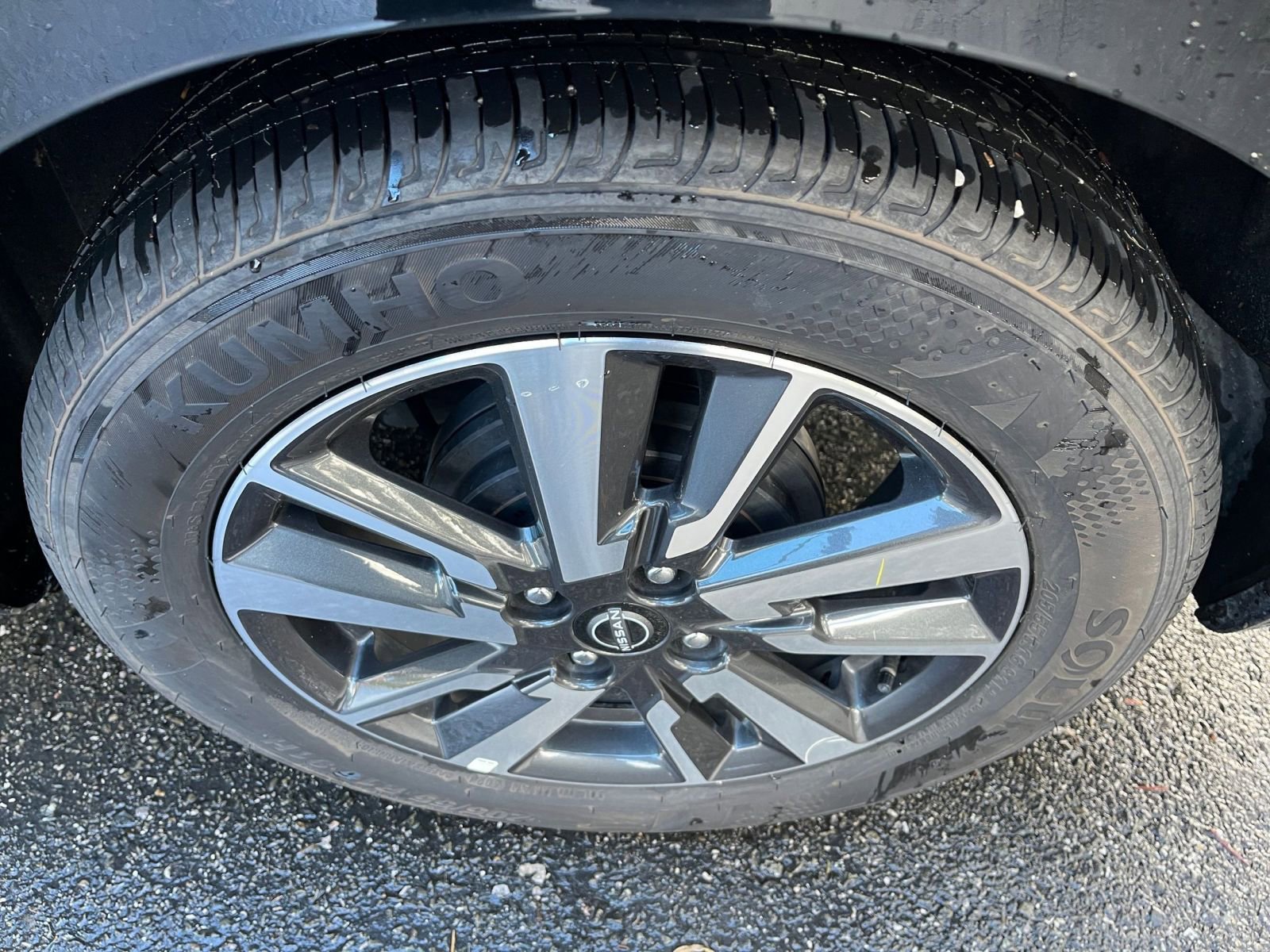 Used 2025 Nissan Versa SV image 28