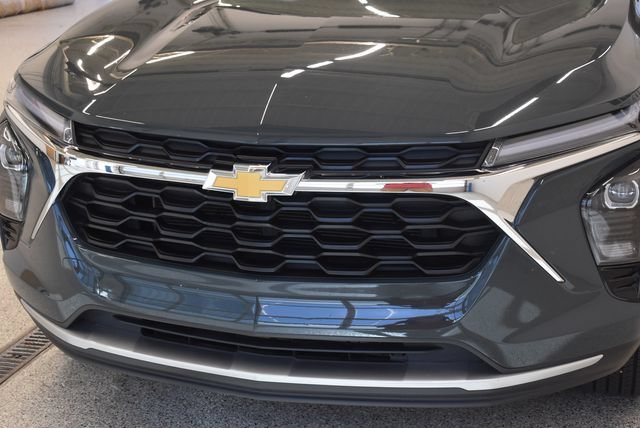 Used 2025 Chevrolet Trax LT w/ LT Convenience Package FWD image 14