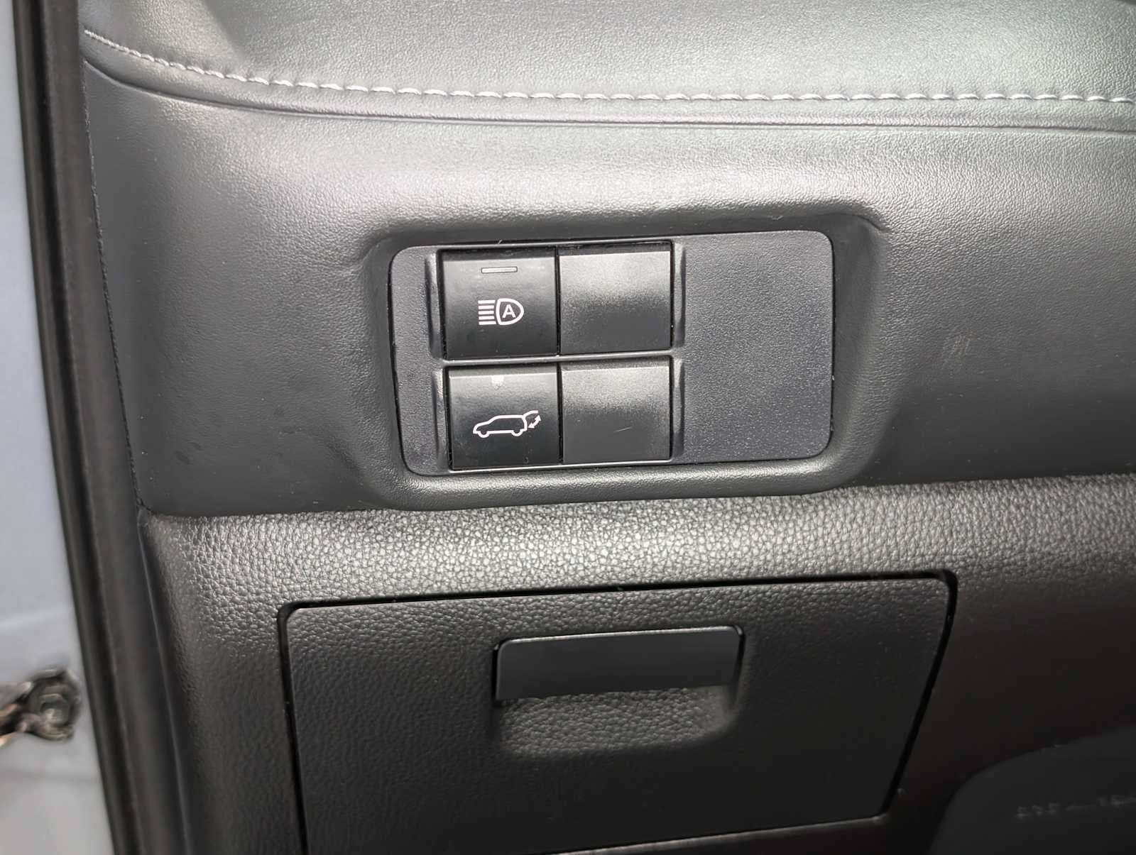 Used 2021 Toyota Highlander XLE AWD/4WD image 39