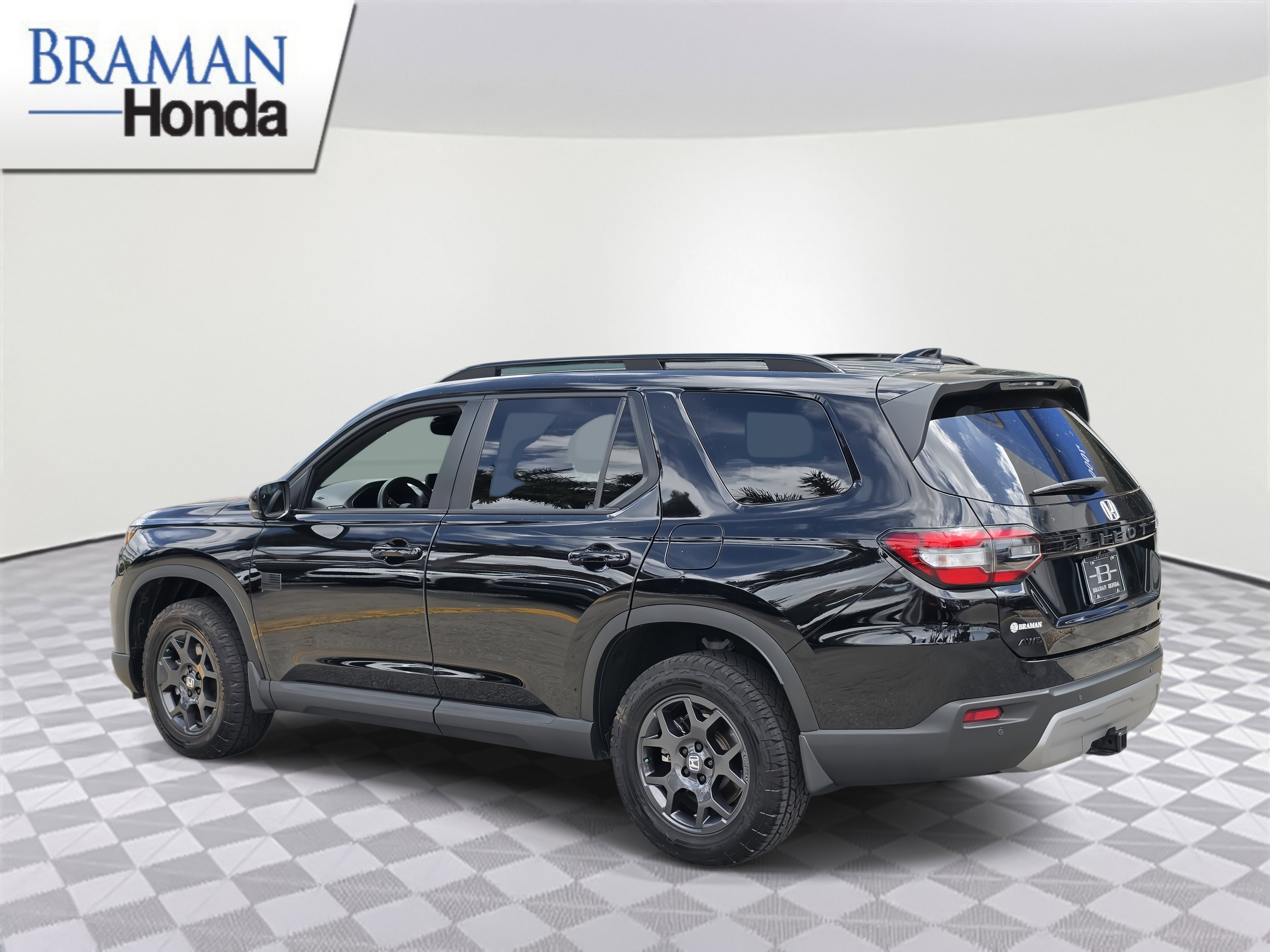 Certified 2023 Honda Pilot TrailSport image 3