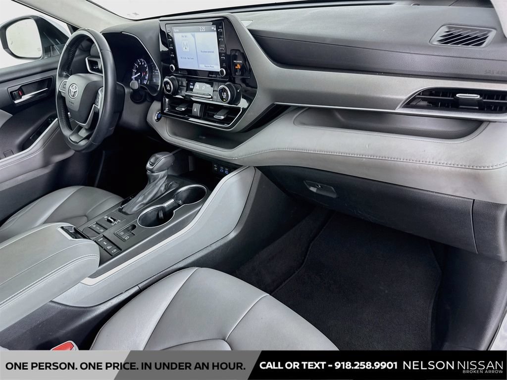 Used 2022 Toyota Highlander XLE AWD/4WD image 30