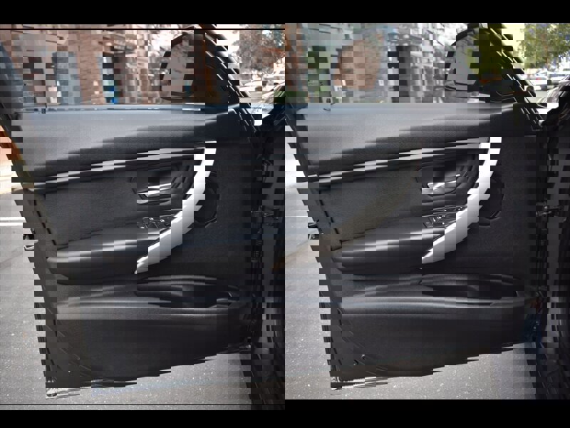 Used 2016 BMW 320i Sedan w/ Sport Package image 17