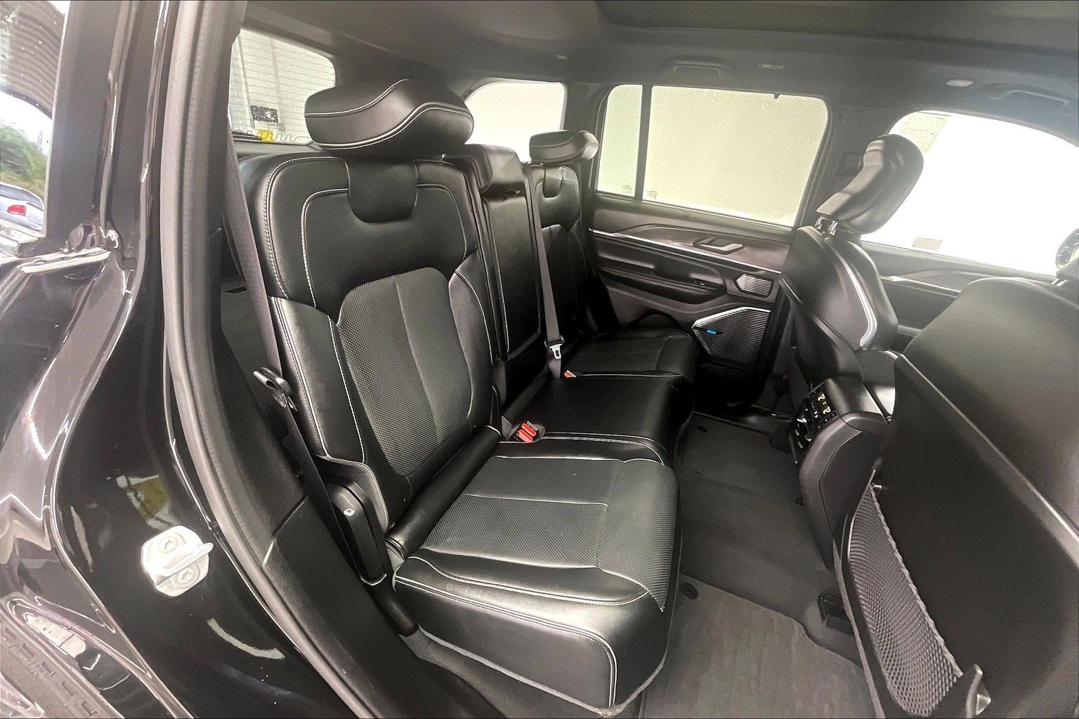 Used 2023 Jeep Grand Cherokee Overland w/ Advanced Protech Group III AWD/4WD image 18