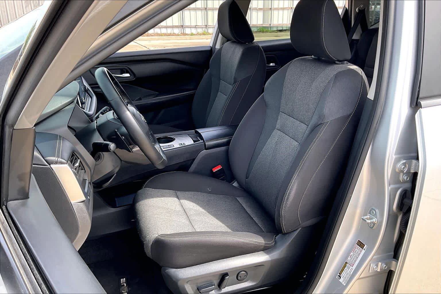 Used 2025 Nissan Rogue SV FWD image 8