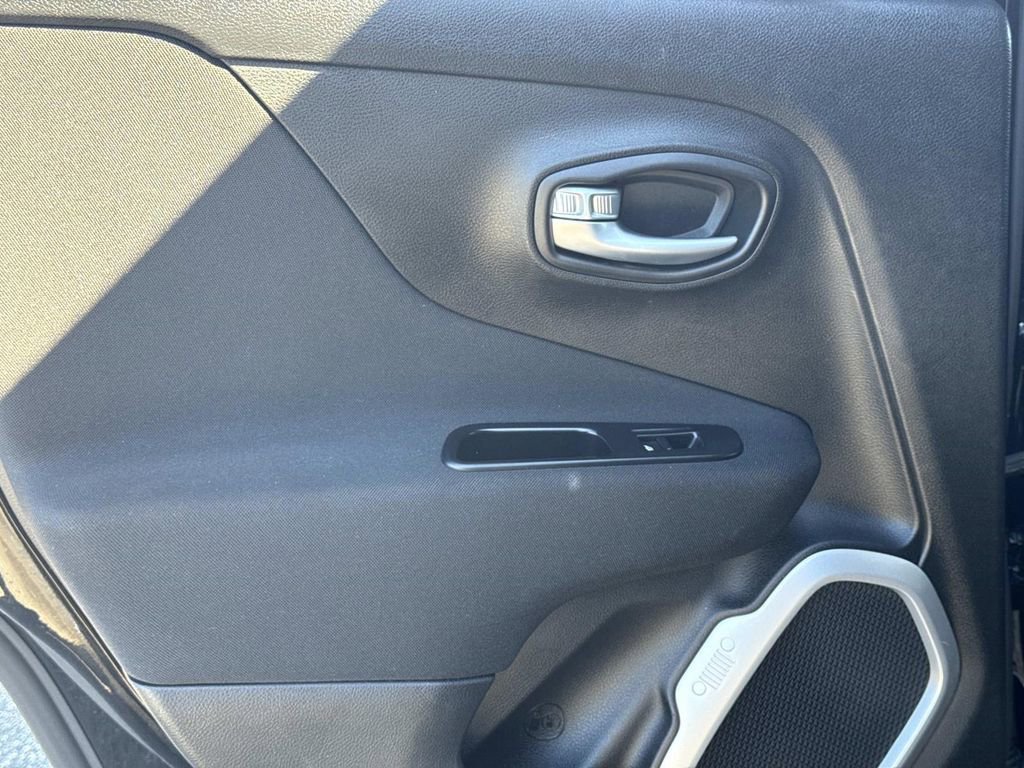 Used 2018 Jeep Renegade Latitude w/ Popular Equipment Group image 12