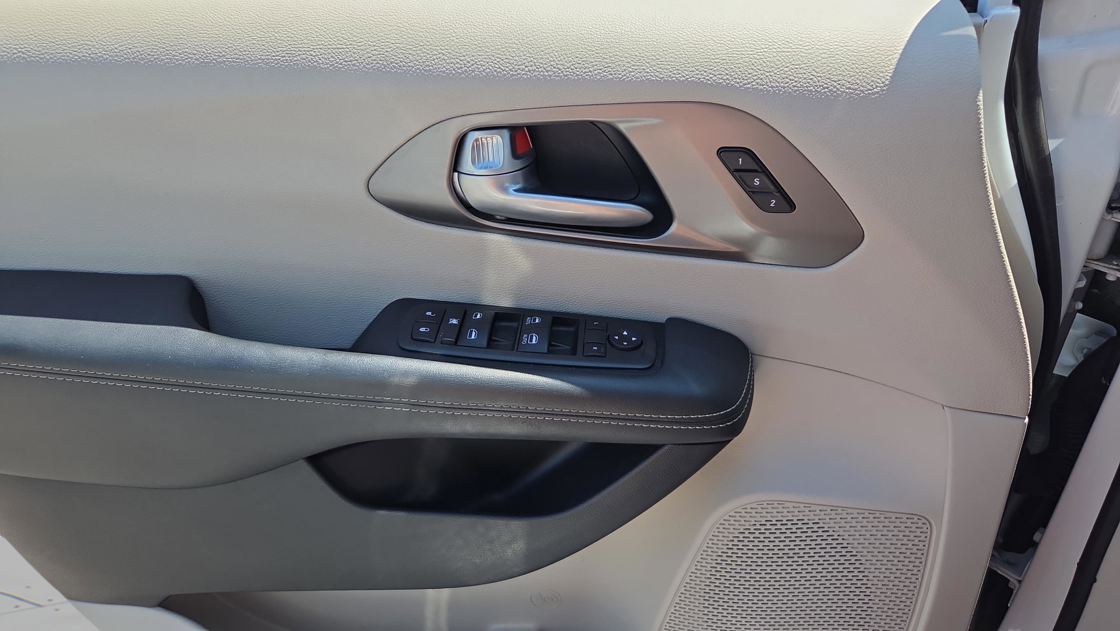 Used 2024 Chrysler Pacifica Touring-L image 19