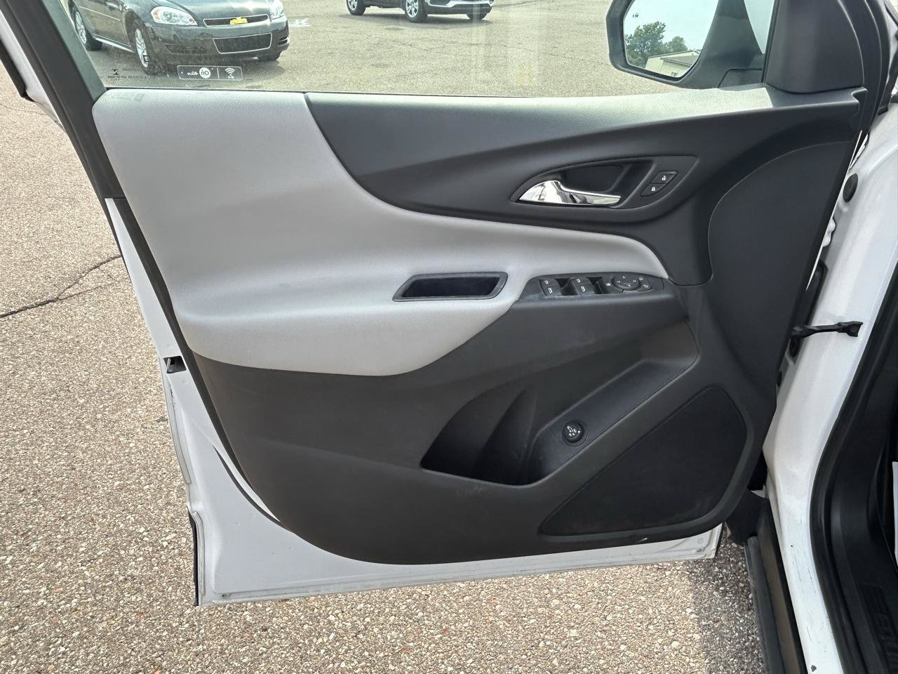 Used 2018 Chevrolet Equinox LT FWD image 14