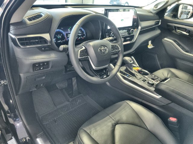 New 2026 Toyota Highlander Platinum AWD/4WD image 14