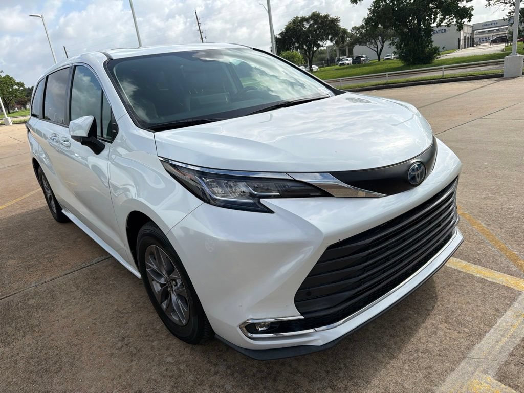 Used 2023 Toyota Sienna XLE FWD image 6