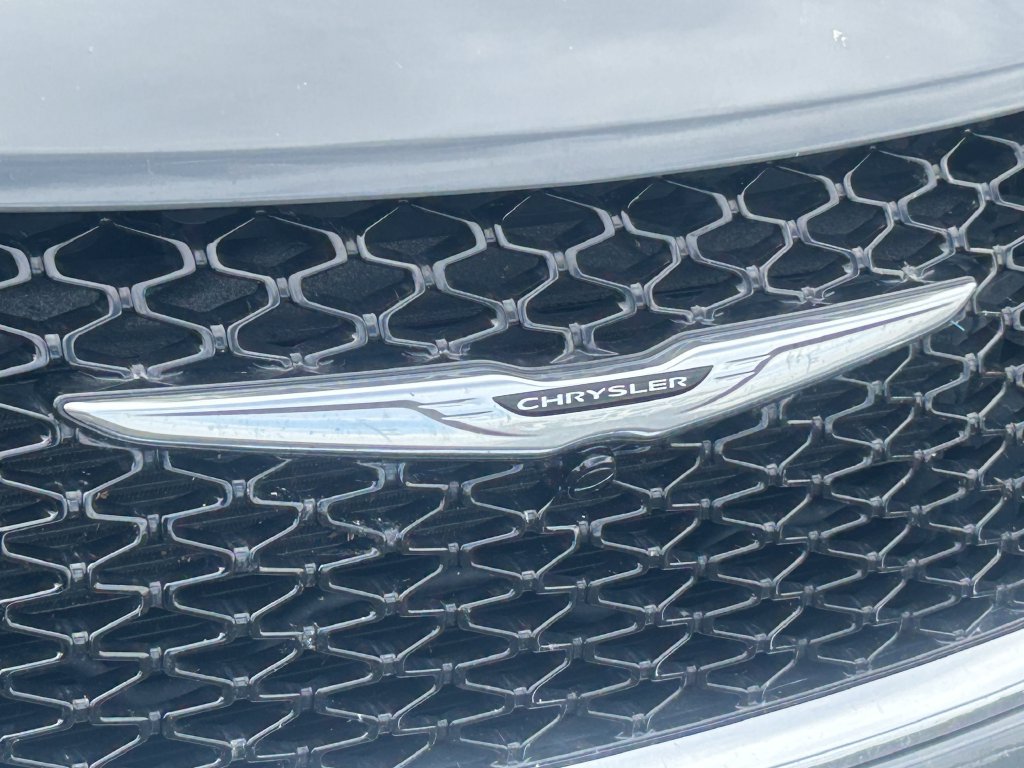 Used 2025 Chrysler Pacifica Select FWD image 9