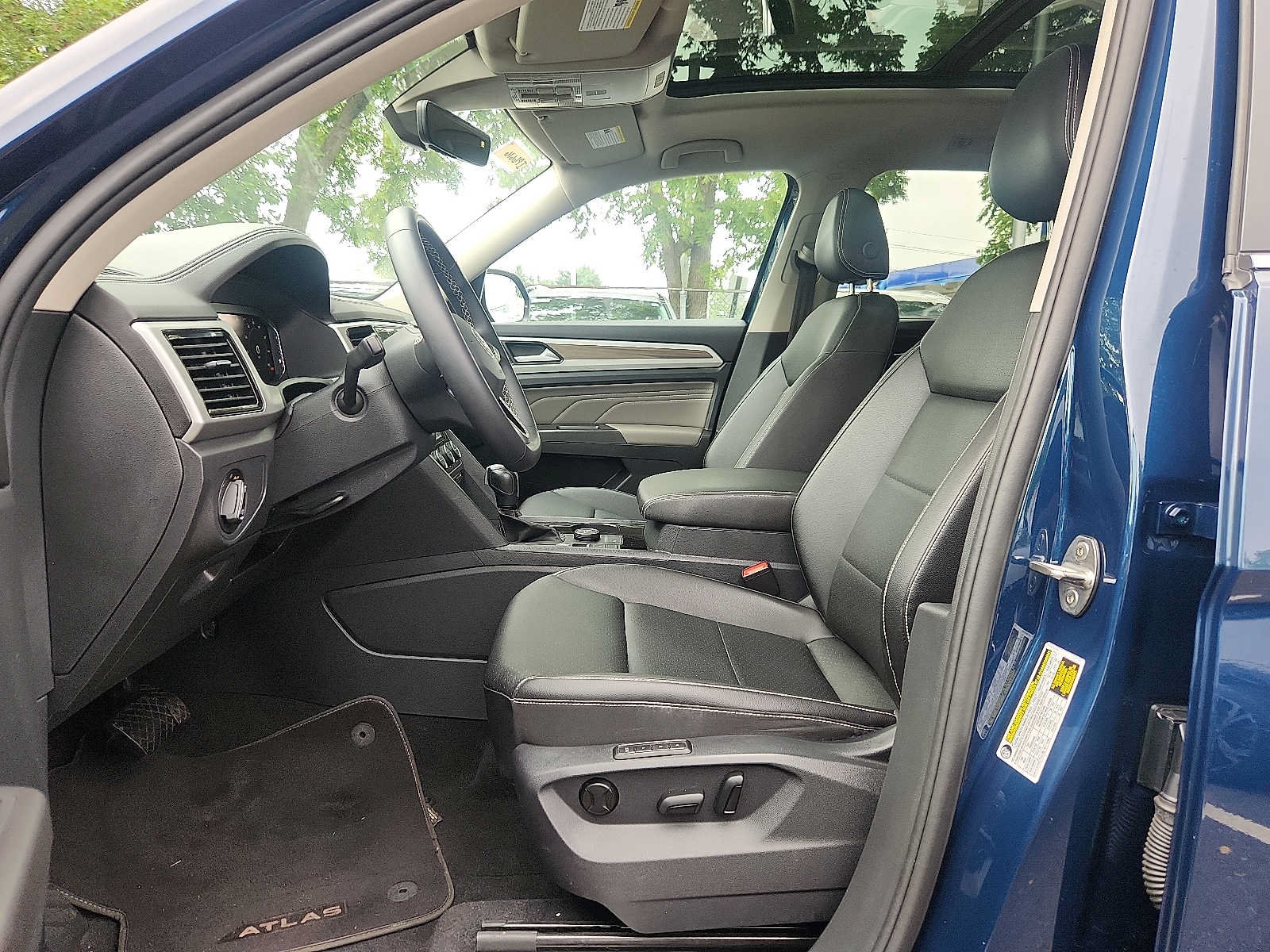 Used 2023 Volkswagen Atlas SEL AWD/4WD image 13