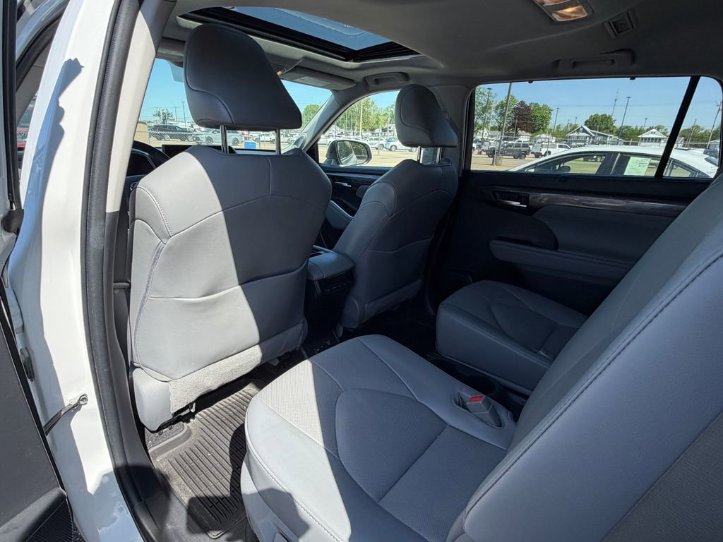 Used 2022 Toyota Highlander Limited AWD/4WD image 4