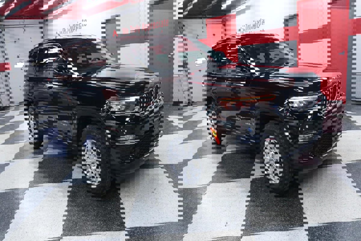 Used 2023 Jeep Grand Cherokee Limited w/ Trailer Tow Prep Group (B) image 3