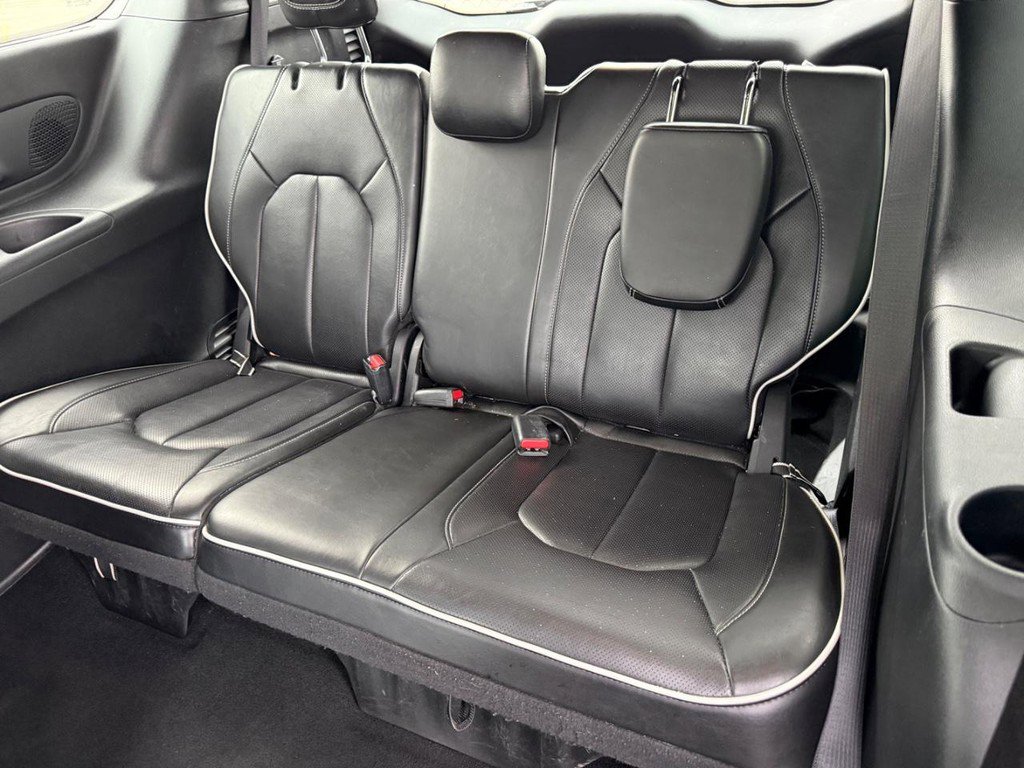 Used 2025 Chrysler Pacifica Limited image 10