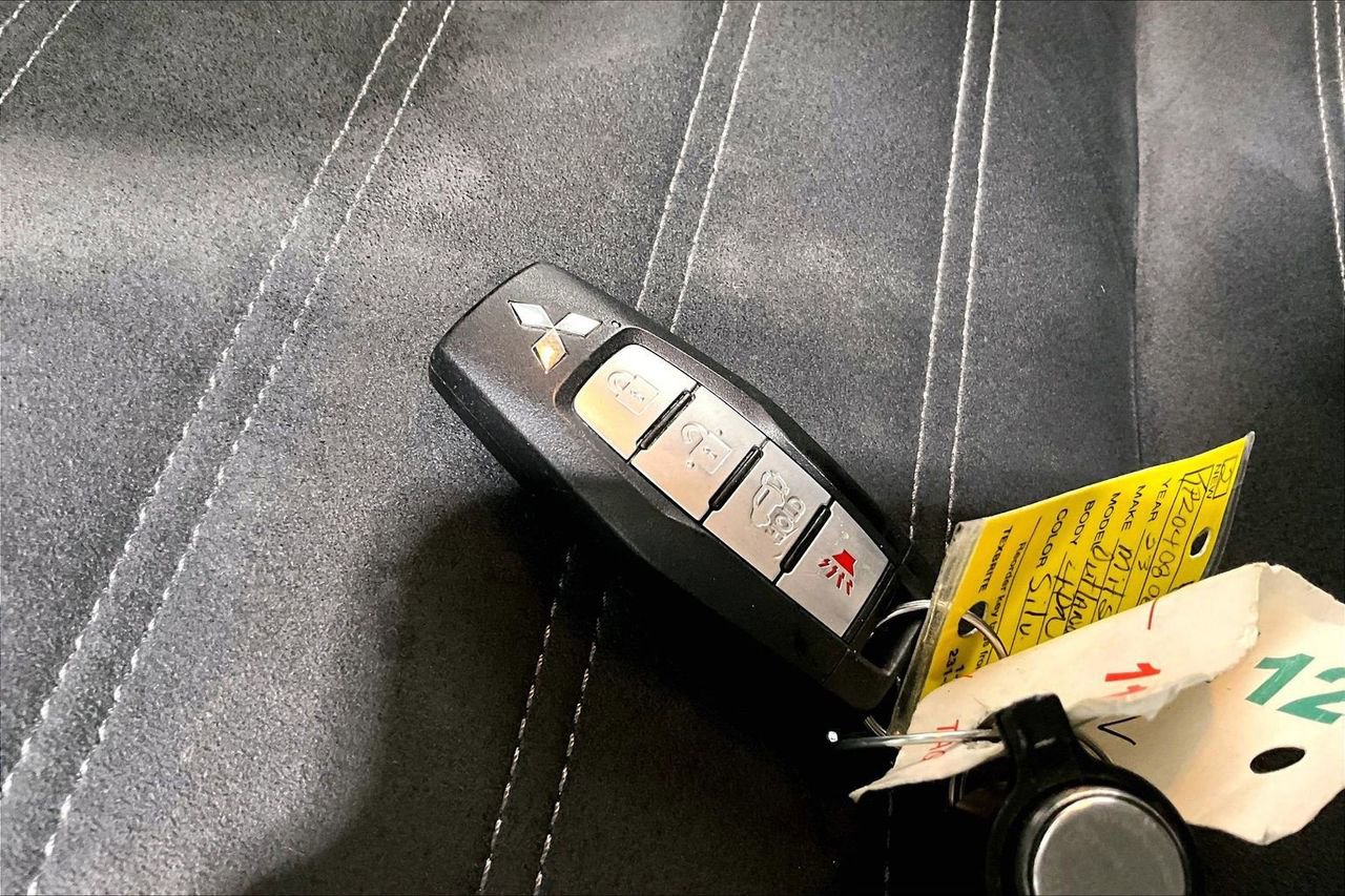 Used 2023 Mitsubishi Outlander SE image 11