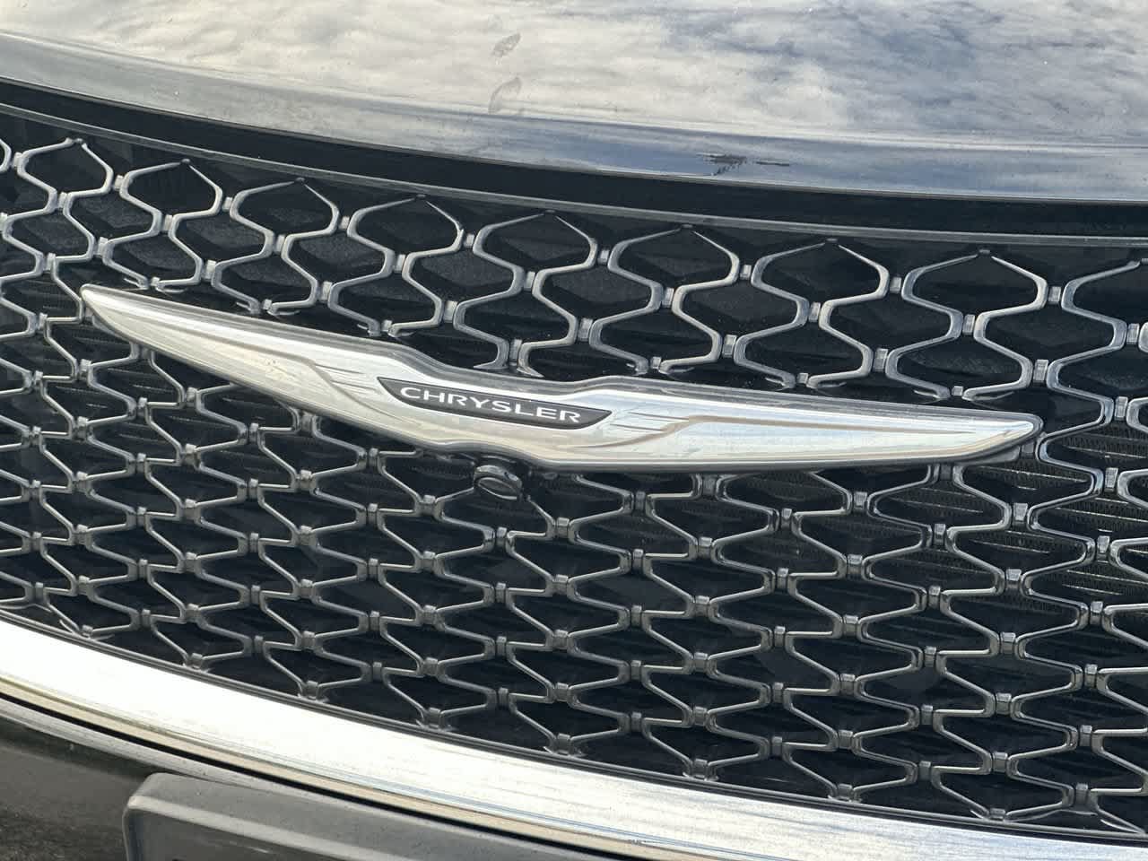Certified 2024 Chrysler Pacifica Touring-L FWD image 11