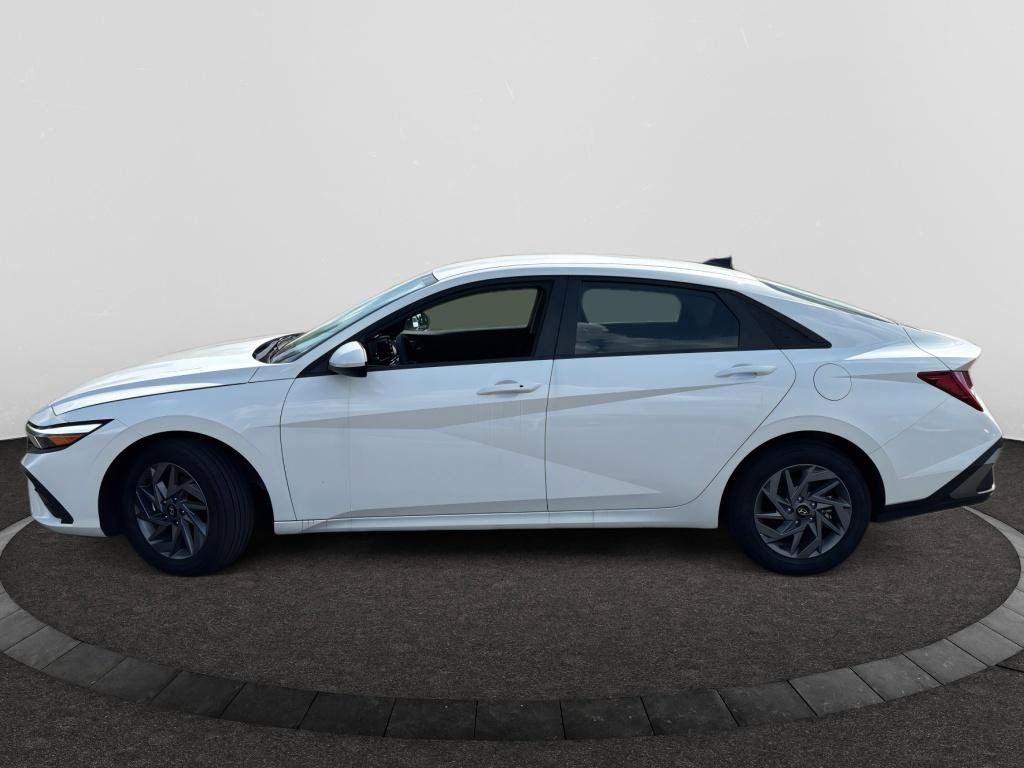 Used 2025 Hyundai Elantra Hybrid FWD image 8