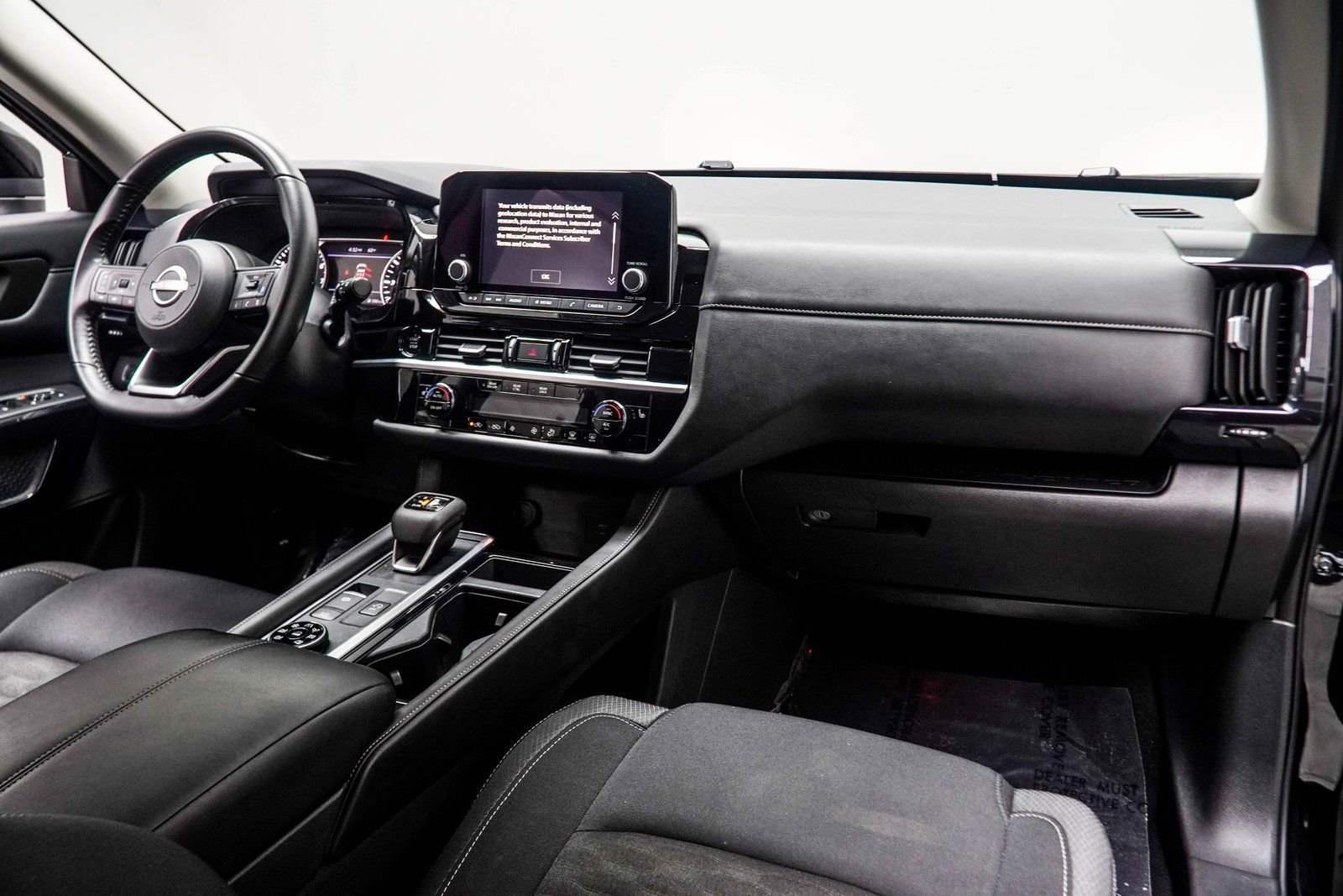 Used 2025 Nissan Pathfinder SV image 16