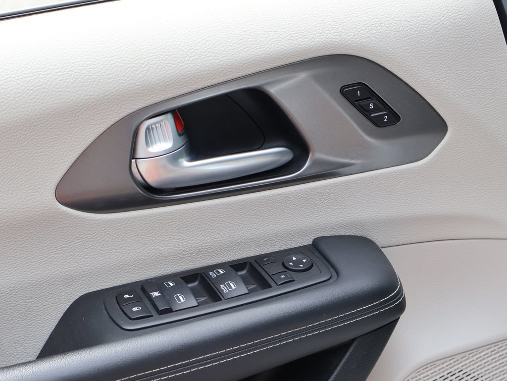 Used 2024 Chrysler Pacifica Touring-L FWD image 20