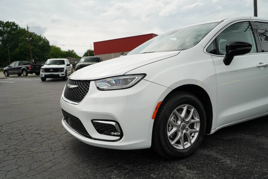 Used 2024 Chrysler Pacifica Touring-L FWD image 16