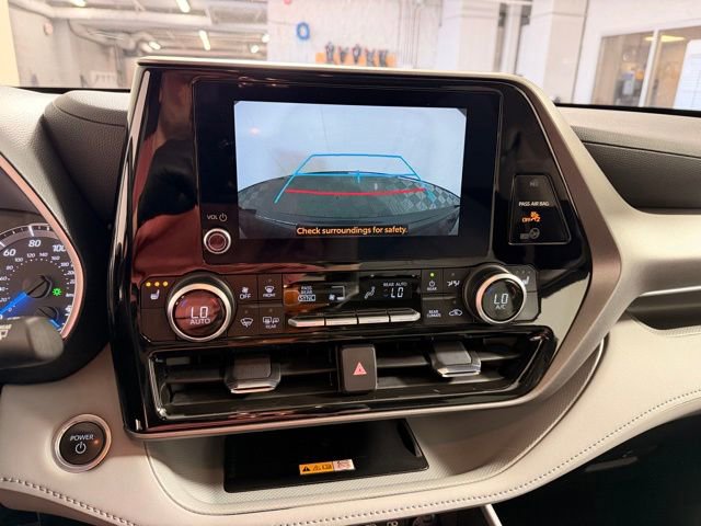 Used 2024 Toyota Highlander XLE AWD/4WD image 29