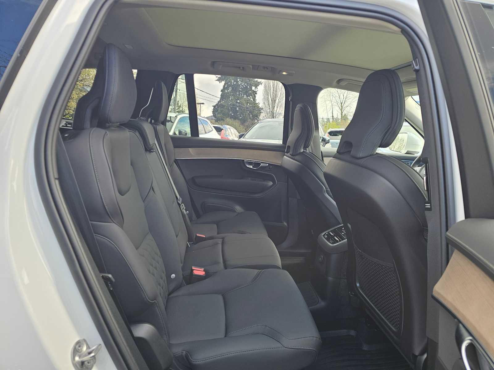 Used 2025 Volvo XC90 T8 Plus w/ Protection Package Premier image 11