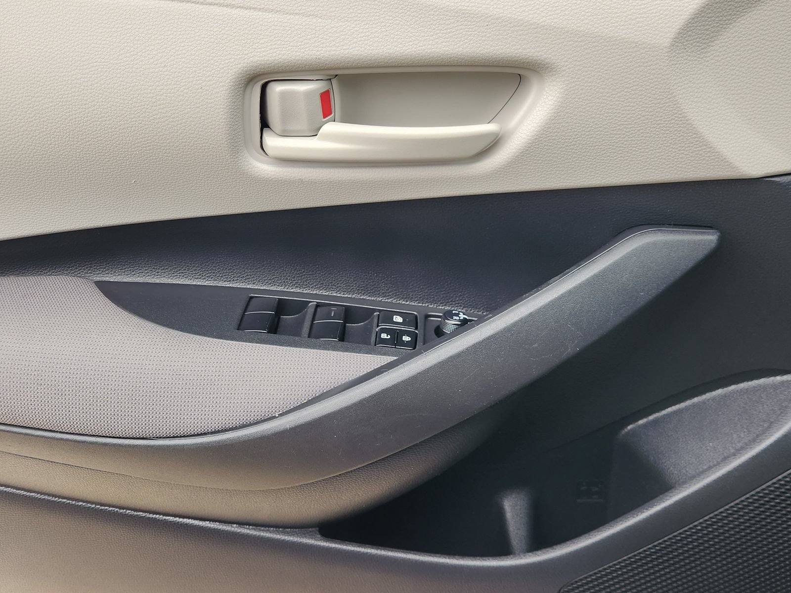 Used 2025 Toyota Corolla LE FWD image 27
