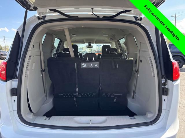 Used 2019 Chrysler Pacifica Touring-L image 37